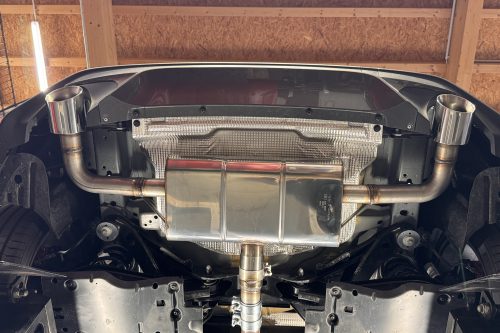 Handgefertigter Edelstahl Auspuff-Endschalldämpfer quer mit einem Endrohr pro Seite